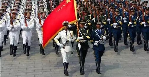 解放军仪仗队时隔26年换新步枪解放军仪仗队时隔26年换新步枪，展现大国军威与现代化步伐