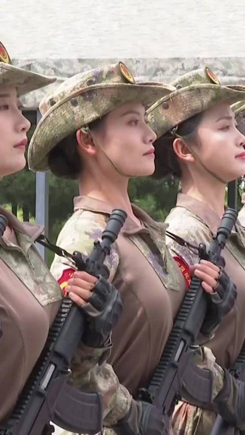 阅兵训练现场中国仪仗女兵又美又飒阅兵训练现场，中国仪仗女兵的风采，又美又飒
