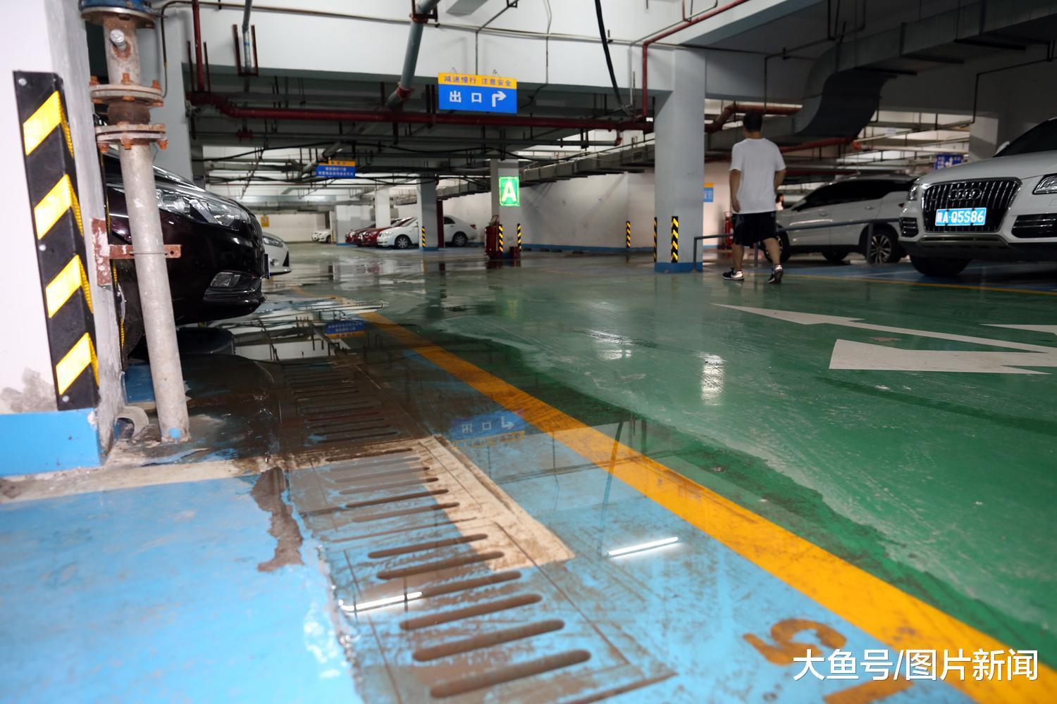 物业回应地下车库承重柱底部涌水